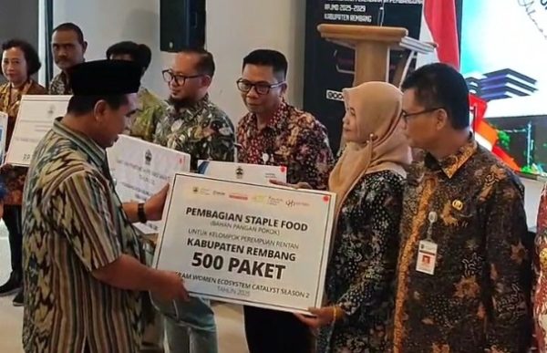 Perempuan Rentan di Rembang Mendapat Bantuan 500 Paket Kebutuhan Pokok dari Pemprov Jateng