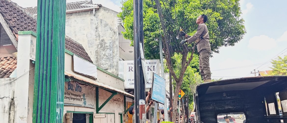Pemkab Rembang Tertibkan Kabel Jaringan Semrawut, Satpol PP Potong Kabel yang Membahayakan Warga